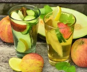 Verres d'eau avec morceaux de fruits et légumes
