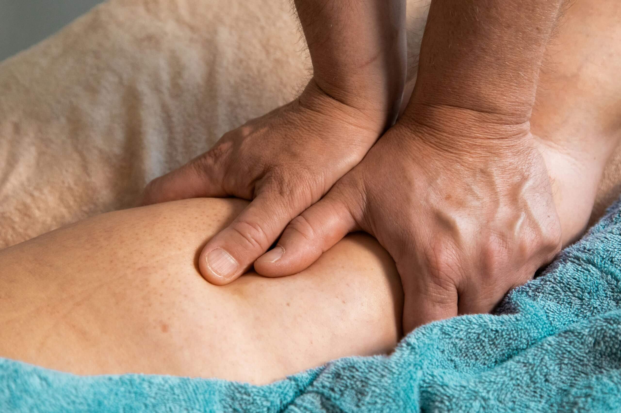 kiné professionnel de santé lors d'une séance de drainage lymphatique - l'amie naturo